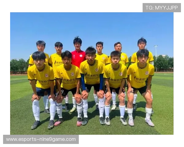 六大足球巨星齐聚一堂合影留念展示足球界最强阵容