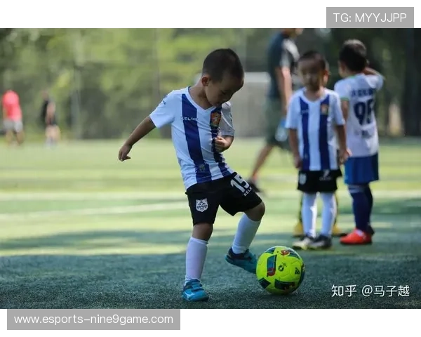 足球明星与普通人同场竞技 共谱球场奇迹与友情篇章